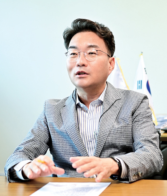 7월21일 시사저널과 인터뷰 중인 윤석준 대구 동구청장ⓒ동구청 제공