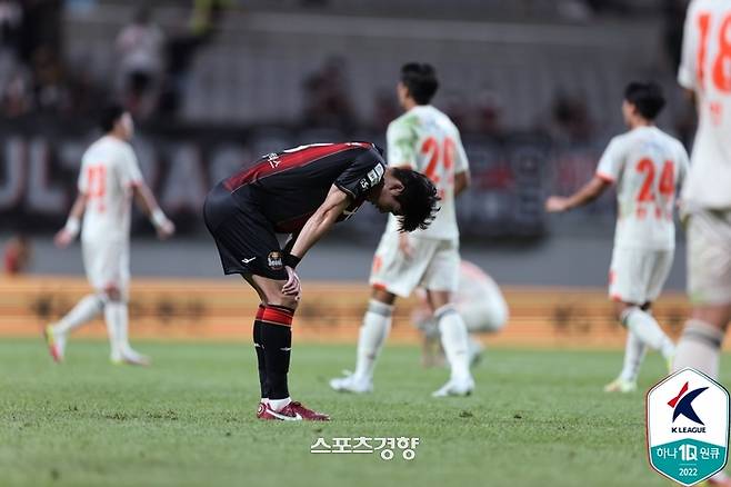 FC서울 이상민이 지난 5일 제주 유나이티드와의 경기를 0-2로 진 뒤 아쉬워하고 있다. 프로축구연맹 제공