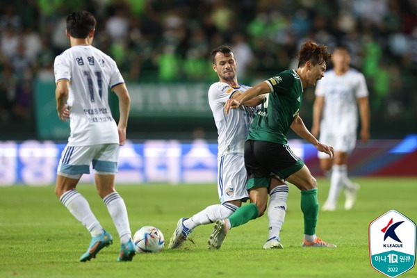 전북 김진수(초록색 유니폼)와 울산 선수단 / 사진=한국프로축구연맹 제공