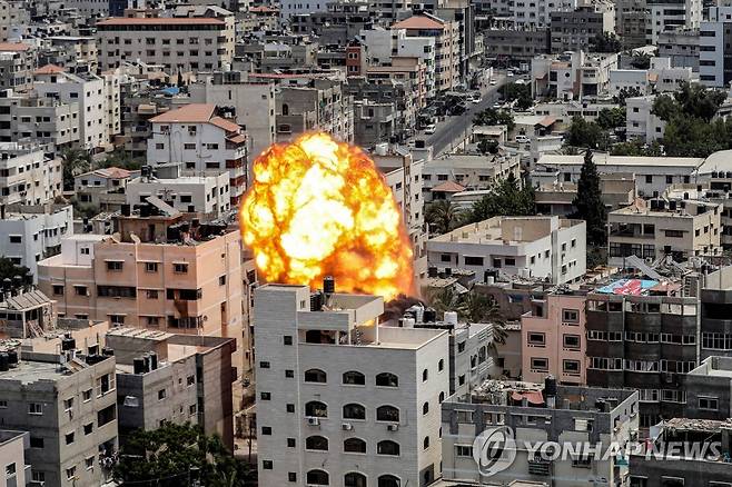 이스라엘군 가자지구 폭격 (가자지구 AFP=연합뉴스) 6일(현지시간) 팔레스타인 가자지구 도심에서 이스라엘군의 폭격으로 화염이 치솟고 있다. 2022.8.6 photo@yna.co.kr