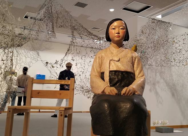 교토에 전시된 평화의 소녀상 (교토=연합뉴스) 이세원 특파원 =  6일 일본 교토시에서 열린 '표현의 부자유전(不自由展)·교토'에 일본군 위안부 피해자를 상징하는 '평화의 소녀상'이 전시돼 있다.