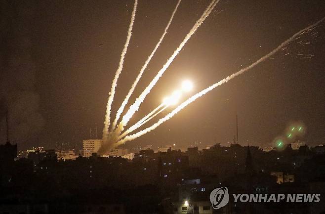 가자지구에서 이스라엘을 향해 발사된 로켓 궤적. [EPA 연합뉴스 자료사진. 재판매 및 DB 금지]