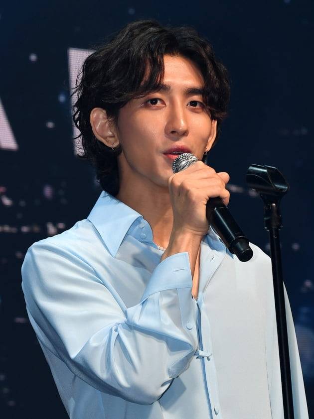 There are only three left for the five-member Zanabi. The unfinished chicken game. Its an ironic situation that catches itself.Zanabi has been ranked as a popular singer in an indie band with a strong personality.Although it stands for post-percussion falcon and Korean Beatles, the ongoing rumors tell their limitations.Zanabi leader The lesson has been embroiled in a row over disrespectful comments.The lesson was on stage at the 2022 Incheon e-mart Rock Festival held at the Incheon Songdo Moonlight Festival Park on the 6th.When we started with the e-mart super rookie in 2014, it was the first order of the smallest stage, we came here to metallurgy, he said.The notice is not far away. I dont know who the next team is, but I want to tell them. e-mart is ours. Now go home.Ill tell you the comeback home and well go.Excessive confidence and candor spread to disrespect. The final stage of the show was American band Vampire Weekend. No consideration was given to the artist who was preparing for the stage.There is also an Audience who heard The Lessons remarks and misunderstood that the actual performance had ended and went home.The lesson later made his position but the apology for not being aware was only an urgent excuse.Zanabi is an indie band that started as a five-member group; they became known to the public as the For the Hesitant Lovers hit.What blocked the time of raising stock prices was the school violence issue of member Yooyoung County; Mr. A, who revealed the school violence of Yooyoung County in 2019.Mr. A said that Yooyoung Hyun had done a vicious act by putting a plastic bag on his face.Yooyoung Hyun admitted all the facts and left Zanabi; Zanabi was briefly braked, but began stable musical activity again, centering on leader The lesson.The controversy did not stop here. The father of The Lesson was the center of the problem.The father of The Lesson was accused of providing entertainment to Kim Hak-ui, a former deputy justice minister.The lesson denied that he had anything to do with his fathers business, but the label of his bribery was another shackle.Last year, member Yoon Gyuls Womens Violence rocked Zanabi.One reception was held. Yoon was drunk and talked to a woman, and when she was ignored, she was reported to have hit the back of the woman several times.Yoon was ruled by the prosecution for delayed detention and was virtually removed from the group.The gaze on Zanabi is cool: an apology that is the same as repeated rhetoric. The authenticity of reflection is suspected.Zanabis continuing narrative: Patience has reached its limit in judging it as a mistake and misunderstanding.