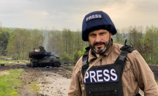 우크라이나 기자 안드리 차플리엔코가 검게 그을린 T-90M 전차 앞에서 포즈를 취하고 있다./사진=안드리 차플린체고 트위터 캡처