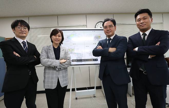 대전 서구 대전지방검찰청에서 특허범죄조사부 검사들이 조선비즈와 인터뷰에 앞서 포즈를 취하고 있다. 왼쪽부터 홍동기 검사, 정지은 부장검사, 정우준 검사, 서민우 검사./신현종 기자