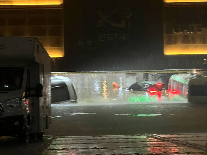 서울 서초구  반포동 한 아파트 단지 지하 주차장이 8일 내린 폭우로 침수됐다. /온라인 커뮤니티 캡처