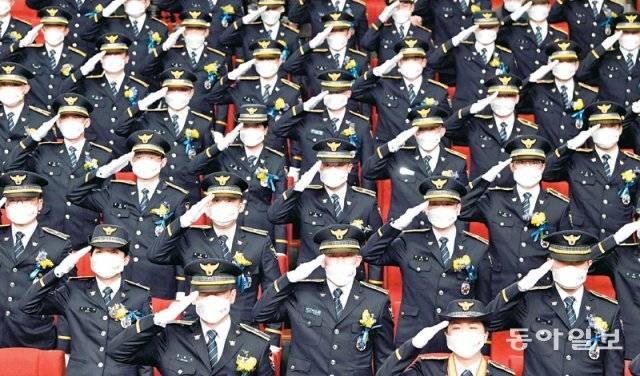 지난해 3월 충남 아산시 경찰대에서 열린 신임 경찰 경위·경감 임용식에서 임용자들이 경례를 하고 있다. 지난달 이상민 행정안전부 장관이 “특정 대학을 졸업했다는 이유만으로 경위로 임용되는 것은 불공정하다”고 언급하면서 ’경찰대 특혜론’이 다시 불거지고 있다. 동아일보DB