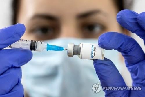 원숭이두창 백신을 주사기에 주입하고 있는 의료진. /연합뉴스