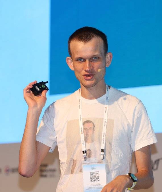 비탈릭 부테린 이더리움 창시자가 ‘포스트 머지 : 이더리움의 미래’를 주제로 강연하고 있다.