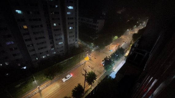 (서울=뉴스1) 김진환 기자 = 중부지방을 중심으로 폭우가 쏟아진 8일 밤 서울 관악구 일부 도로로 차량들이 아슬아슬하게 운행하고 있다. 관악구 재난안전대책본부는 이날 오후 9시26분쯤 "도림천이 범람하고 있으니 저지대 주민께서는 신속히 안전한 곳으로 대피해 주시기 바란다"며 "현재 호우 지속으로 침수 위험이 있으니 주의해 주시길 바란다"고 밝혔다. 2022.8.8/뉴스1 /사진=뉴스1화상