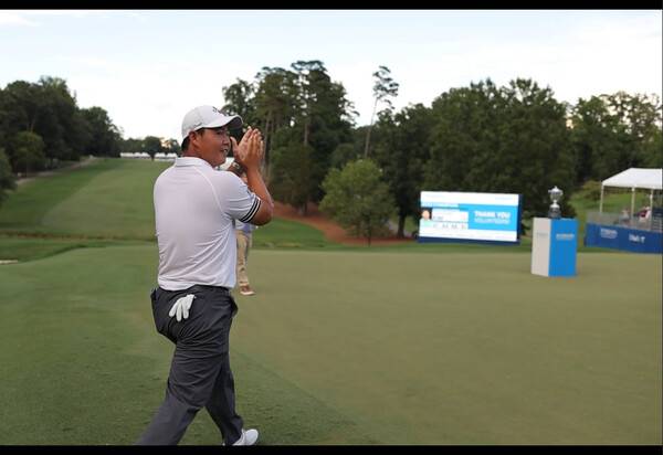 2022년 미국프로골프(PGA) 투어 윈덤 챔피언십 우승을 차지한 김주형 프로가 시상식을 위해 걸어가는 모습이다. 사진제공=PGA투어가 제공한 영상 캡처