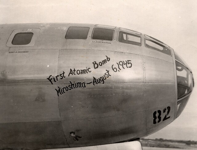 히로시마에 핵폭탄을 떨어뜨린 미군 폭격기 B-29 ‘에놀라 게이’. 이 비행기를 지원하는 지상 레이더 운용 부대에서 근무한 마이클 로치 아버지가 생전에 보관해온 미공개 사진이다. ‘에놀라 게이’의 조종석 오른쪽 외벽에 “첫 핵폭탄-히로시마-1945년 8월6일”이라 적혀 있다. 사진 제공 마이클 로치
