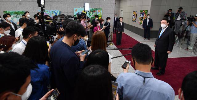 첫 여름휴가를 마치고 업무에 복귀한 윤석열 대통령이 8일 용산 대통령실 청사에서 기자들과 출근길 문답(도어스테핑)을 하고 있다. 대통령실 사진기자단
