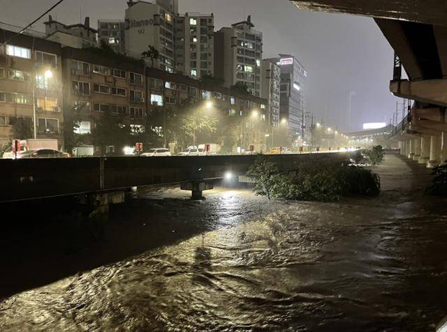 8일 오후 범람한 서울 구로구 도림천 모습. 독자 제공