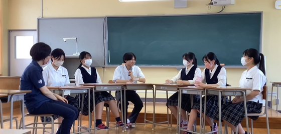 쓰시마고에서 한국어를 공부하는 일본 학생들이 지난 7월 교실에 모여 한국어로 한국어 공부와 계획에 대해 이야기를 하고 있다. 사진 쓰시마고 제공 영상 캡처