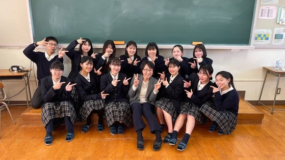 나가사키현립 쓰시마고가 올해 한국어를 가르친지 20년을 맞았다. 쓰시마고에서 한국어를 배우고 있는 학생들의 모습. 사진 가운데가 이 학교에서 7년째 한국어를 가르치고 있는 김경아 교사. 사진 쓰시마고