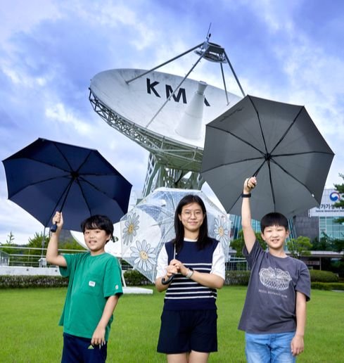 김현준·최민하·김하원(왼쪽부터) 학생기자가 국내 유일의 기상위성 전문기관인 국가기상위성센터를 방문해 기상위성에 대해 알아봤다.