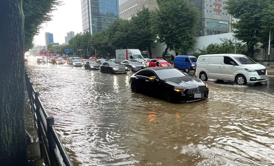 8일 오후 인천시 남동구 구월동 한 시내 도로가 빗물에 잠겨 있다. 연합뉴스