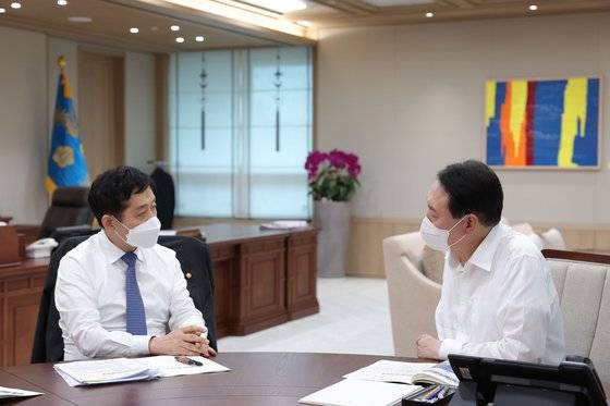 윤석열 대통령이 8일 용산 대통령실 청사에서 김주현 금융위원장으로부터 금융위원회 업무보고를 받고 있다. 2022.8.8.대통령실 제공