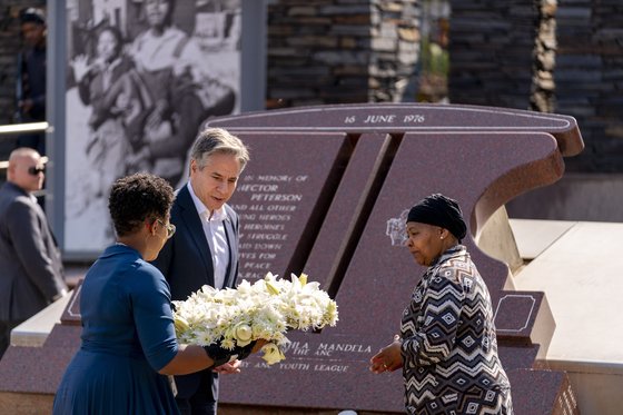 토니 블링컨 미국 국무장관(왼쪽)이 7일 남아프리카공화국 소웨토에 있는 헥터 피터슨 기념비에 헌화하고 있다. 지난 1976년 당시 12세였던 흑인 학생 피터슨은 소웨토에서 아프리칸스어(토착 백인어) 강제 교육 반대 시위 도중 경찰의 총격으로 사망했다. AP=연합뉴스