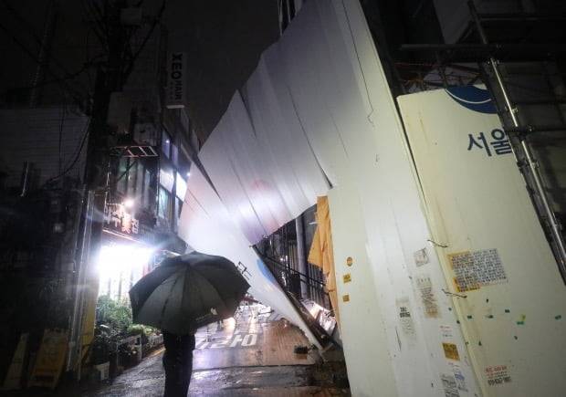 폭우로 붕괴된 약수역 인근 공사현장 가림판 / 사진=뉴스1