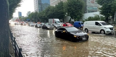 8일 내린 폭우로 인천 남동구 구월동의 한 도로가 침수돼 있다.|연합뉴스 제공