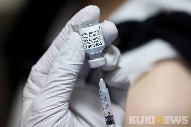 의료진이 코로나19 백신 접종을 준비하고 있다. 사진은 기사와 직접 관련이 없습니다.   쿠키뉴스 자료사진