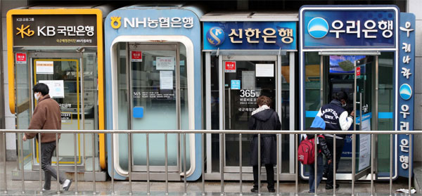 서울의 은행 ATM 기기에서 고객들이 거래를 하고 있다. [김호영 기자]