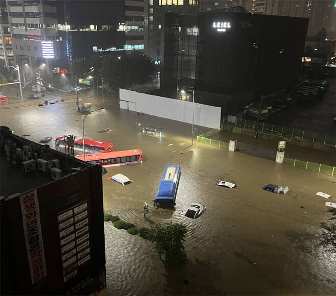 폭우로 서울시 강남역 인근 차량들이 침수되는 등 피해가 잇따르고 있다.