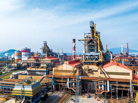 대법원이 포스코 협력업체 근로자 59명을 포스코가 직접 고용해야 한다는 판결을 내리면서 논란이 뜨겁다. 사진은 포스코 광양제철소. (포스코 제공)