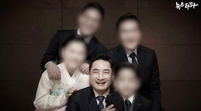 강용석 후보의 가족이자 '준컴'의 이사진들. 본인과 아내(좌측), 장남(우측 상단), 장모는 과거 이사로 이름을 올렸고, 차남 (좌측 상단)은 현재 이사다.