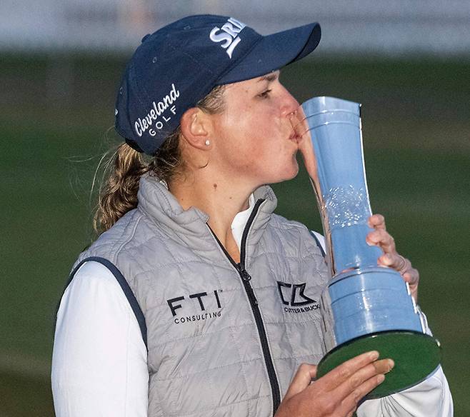 애슐리 부하이가 8일 LPGA 투어 시즌 마지막 메이저 대회 AIG 여자오픈에서 우승한 뒤 트로피에 입을 맞추고 있다. 이스트로디언=AP연합뉴스