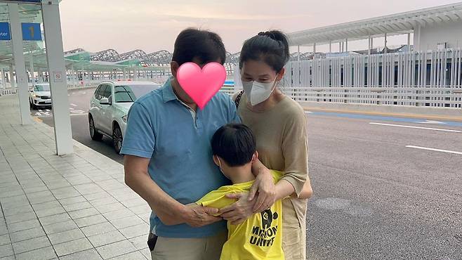 The public confidence was revealed as broadcaster Kang Soo-jung was living in isolation in son and Hong Kong, which attracted attention from the reaction of celebrity acquaintances.On Saturday, Kang Soo-jung wrote on Instagram: On day two of Hotel isolation at Hong Kong. 6 days left. 4 hours from the airport to Hotel.I missed Korea because the procedure was so complicated. I was glad that the child had followed me well, although there were several crises.I posted several photos with the article I had a younger child with a house...Kang Soo-jung added, I am wearing a room suit that will be an isolation uniform in my soul.In # 2022, I can isolate Hotel # I should have combed my hair a little bit. # Husband is pretty, so I have to do something tomorrow at # goldenleaf during the entertainment.Kang Soo-jung in the photo is taking a selfie in the background of Hong Kong as a stranger.Actor Choi Yeo-jin responded by saying, Its a cute face, and broadcaster Kim Kyung-hwa responded, Its cute. Lee Hwa-sun commented, Youre in isolation for two children.Kang Soo-jung said, The Departure with Hong Kong!I will come back soon, but my grandson who can not see winter vacation is sorry. Father I take this and my mother Father go!Husband, who waits so much for us, should meet in a week after the Hotel isolation. Sorry! Wait!# I was acting like a spoiled person and today I was good at # Hong Kong. The Departure # I was anxious and pcr is two consecutive days. Kang Soo-jung has been active in Korea recently; it appears that he visited Hong Kong again to see Husband.Son was left disappointed to part ways in Grandmas Boy grandfathers armsI think Jimin is so sad, he said, explaining why Grandmas Boy grandfather is really so comfortable with him.Kang Soo-jung has a son at the end of Experiment 6 and Heritage 3 by marriage with Husband, a non-entertainer who attends Hong Kong Financial Company in 2008.It is known that he is living in Hong Kong village and collected topics.Photo: Kang Soo-jung Instagram