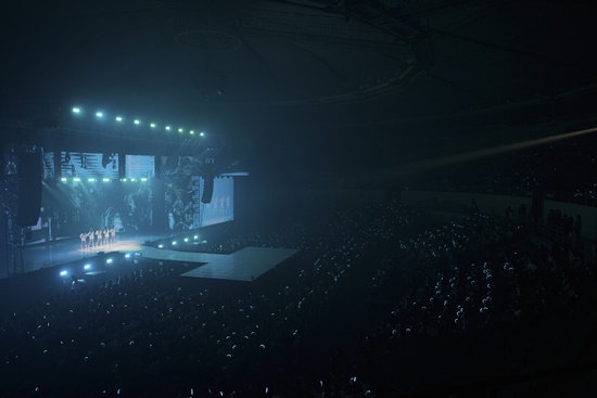 Group ITZY (ITZY) held its first face-to-face solo concert in three years of debut, and it shone hard.ITZY (Yezi, Lia, Ryujin, Chaeryeong, Yuna) held its first World Tour Checkmate Seoul last performance at SK Olympic Handball Stadium in Seoul Songpa-gu on the afternoon of the 7th.On this day, ITZY opened its first solo concert with excitement and communicated with fans.It was a time to get a glimpse of the growth of ITZY, which has been steadily working for three years after debut in 2019 and has accumulated a solid career.ITZY has created a lot of hits since the debut song Dallala, so it satisfied Audiences with a rich stage in the performance.Dalala as well as ICY, WANNABE, Not Shy, Ma.P.A. In the Morning, and SNEAKERS, a new song that has gained great popularity recently, will be available for two hours to the title stage of each album as well as to the full songs and personal stage. I filled it.As it is the first face-to-face concert, efforts were made to provide a lot of attractions.Especially, Wannabe, Dallala and Snickers led to ITZY, which attracted attention by digesting Wannabe on the double-overlapping stage.On a somewhat high and narrow platform, the five members tried to show a powerful and dynamic performance unique to Wannabe, but they could not hide their somewhat shrinking appearance.Of course, the time to go up to the second stage and digest the stage was not long.It was seen as a huge cake on stage, adding fun, and the members showed the perfect stage without safety accident with the long time sum and skillful interior.After the stage, the members showed their efforts for the perfect concert with the words I sang at a height of 3m and I wanted to show it to the second floor believers.The beautiful hearts of the members who think about the colorful stage devices and fans were the concert that added to the impression, but it is considered to be a disappointment for the fans who expected the Powerful stage of Wannabe.Photo: JYP Entertainment