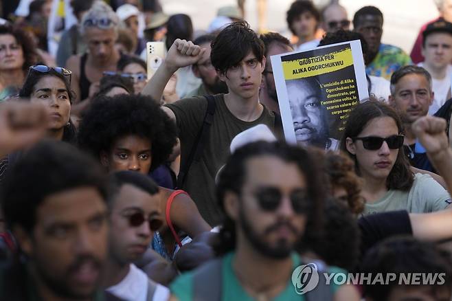 대낮 백인 폭행에 숨진 이주민 노점상…거리로 나선 이탈리아 (AP=연합뉴스) 지난 6일(현지시간) 이탈리아 동부의 해안 도시 치비타노바 마르케에서 시위대가 행진하고 있다. 이곳에선 지난달 29일 나이지리아 출신 노점상 알리카 오고르추쿠가 대낮에 이탈리아인 백인 남성에게 폭행당해 숨졌다. 한 시위 참가자가 손에 든 플래카드에 '알리카에게 정의를. 이번 살인 사건은 흑인의 삶이 중요하지 않다는 걸 증명했다'고 이탈리아어로 적혀 있다. 2022.8.8. photo@yna.co.kr