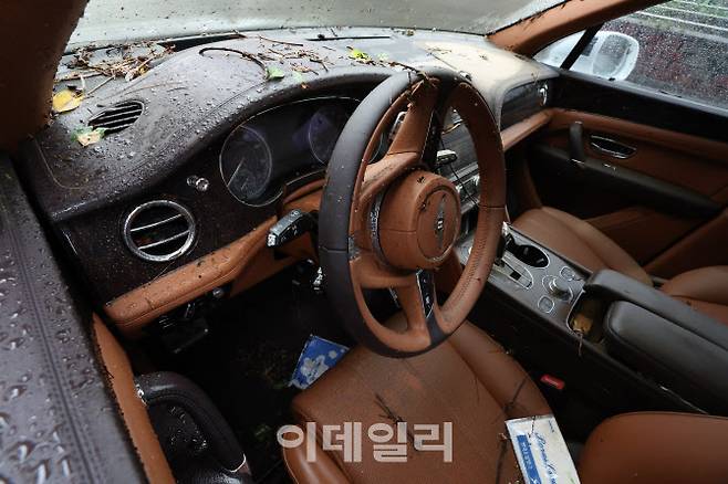 9일 오전 서울 서초구 진흥아파트 앞 서초대로 일대에서 전날 내린 폭우에 침수된 벤틀리 차량의 내부 모습.(사진=이영훈 기자)