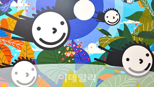 권기수의 ‘숲의 눈 속 우주’(Universe in the Forest Eye·2022) 중 부분. 정교하고 세밀하게 작업한 선과 면, 색이 보인다(사진=오현주 문화전문기자).