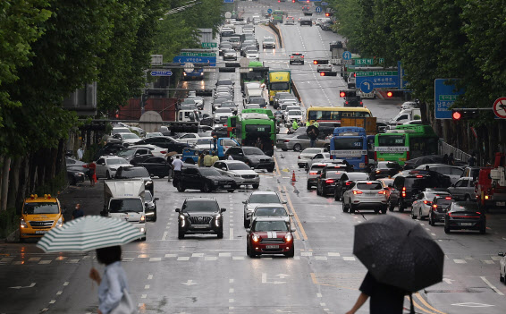 9일 오전 강남구 대치역 인근 도로에 지난밤 폭우로 침수된 차들이 그대로 방치돼 있다.(사진=연합뉴스)
