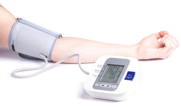 국제적 혈압 측정 지침은 두 팔 모두 재는 것이다. 현재는 이런 방식이 널리 채택되지 않고 있다. [사진=게티이미지뱅크]