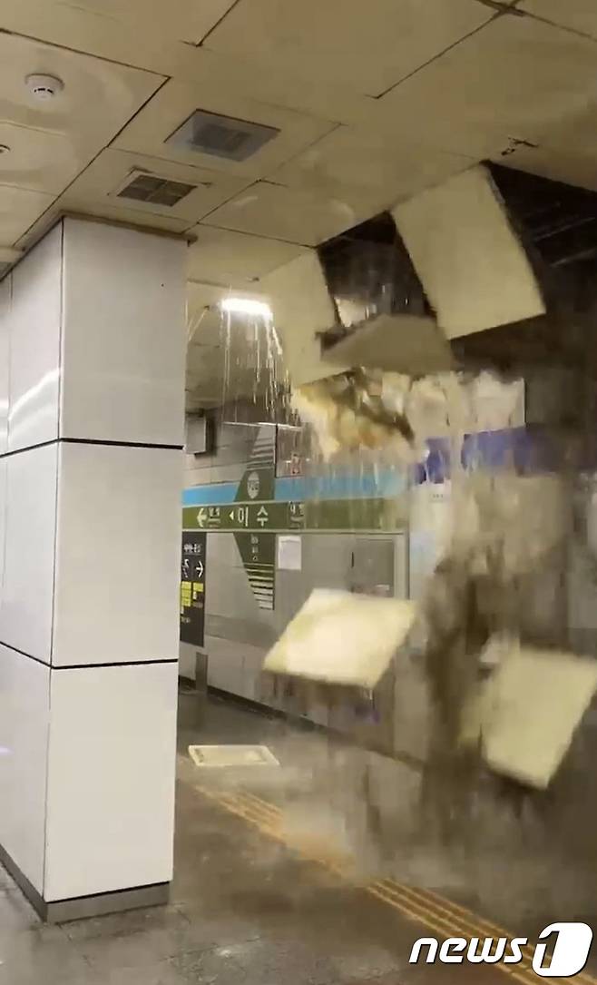 8일 서울 이수역 승강장 천장이 폭우로 무너지고 있다. (트위터 캡쳐) 2022.8.8/뉴스1 ⓒ News1 이성철 기자