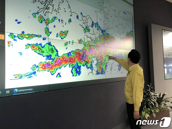 오세훈 서울시장이 중부지방을 중심으로 폭우가 쏟아진 8일 밤 서울시청 풍수해대책상황실을 찾아 집중호우로 인한 침수 피해 상황을 보고받고 있다. 오 시장은 상황실 보고를 받고 난 이후 산사태로 축대가 무너지는 등 시설 피해(길이 20m 탈락) 등이 발생한 동작구 사당2동으로 이동했다. (서울시 제공) 2022.8.8/뉴스1