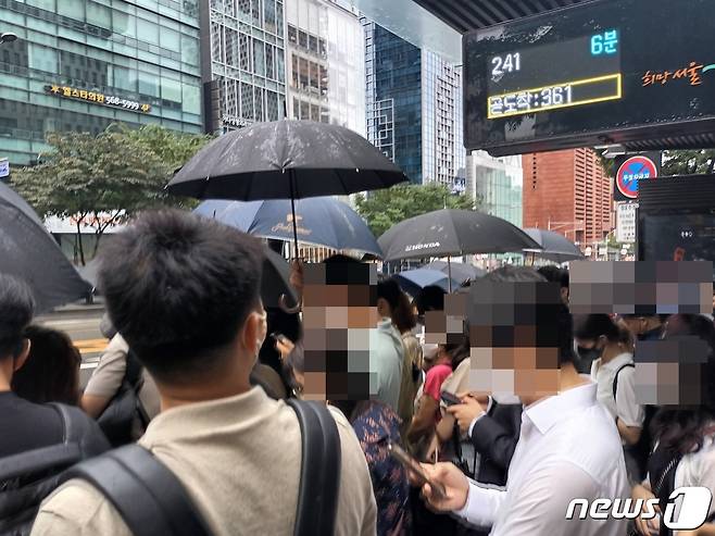 9일 오전 8시쯤 서울 강남구 신논현역 인근에 여의도로 향하는 버스를 타기 위해 직장인들이 몰려있다. ⓒ 뉴스1