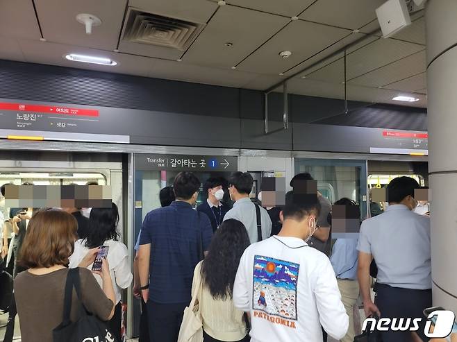 9일 7시40분쯤 서울 동작구 9호선 노량진역에서 열차가 멈춰서면서 시민들이 역무원에게 안내받고 있다. ⓒ 뉴스1