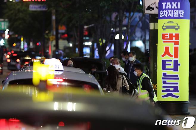 서울시와 서울개인택시조합이 심야 승차난 해소를 위해 승차지원단을 운영하고 있다. 사진은 기사와 무관.ⓒ News1