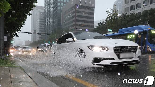 중부지방을 중심으로 폭우가 쏟아진 8일 서울 종로구 종로를 지나는 차량이 물 웅덩이를 지나며 물보라를 일으키고 있다. 2022.8.8/뉴스1 ⓒ News1 장수영 기자