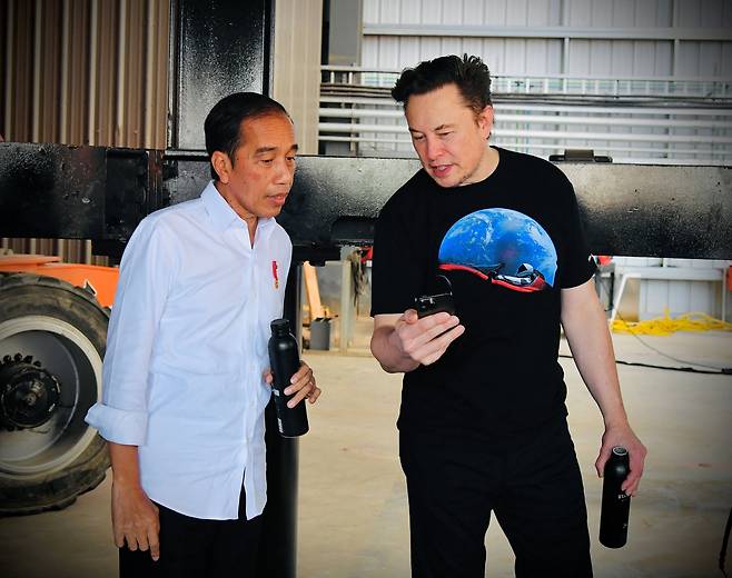 지난 5월 미국 텍사스주 스페이스X 본사를 방문한 조코 위도도(조코위) 인도네시아 대통령이 일론 머스크 테슬라 최고경영자(CEO)와 이야기를 나누고 있다.