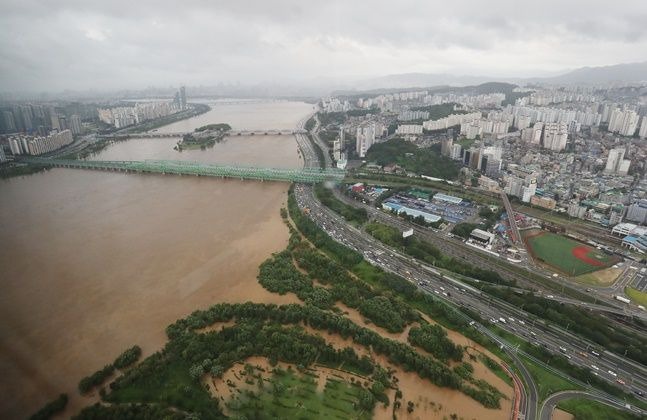 중부지방에 집중호우가 내리고 있는 9일 서울 영등포구 63스퀘어에서 바라본 올림픽대로 일대의 수위가 상승해 있다. ⓒ데일리안 김민호 기자