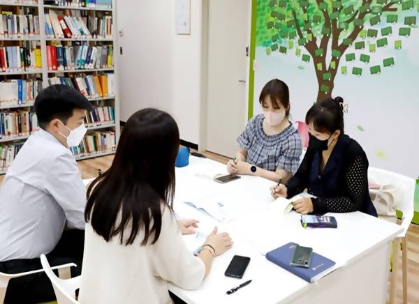 개인정보보호위원회에서 담당자에게 개인정보 관련 이야기를 듣고 있다.(사진=개인정보보호위원회 제공)