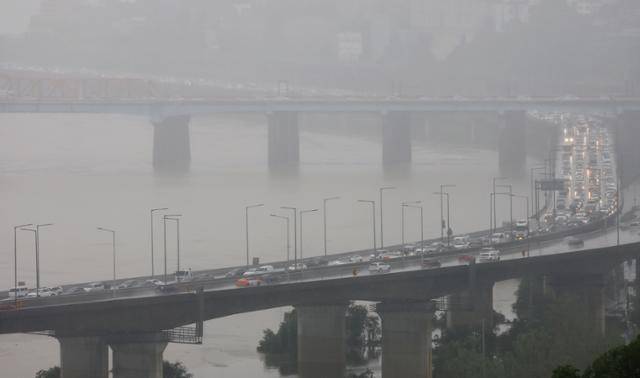 서울 전역에 호우경보가 발령된 지난 6월 30일저녁 서울 동호대교 인근 강변북로 위로 전조등을 켠 차량들이 거북이 운행을 하고 있다. 연합뉴스