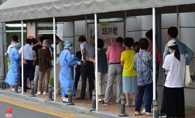 8일 대구 수성구보건소 선별진료소에서 시민들이 PCR 검사를 받기 위해 순서를 기다리고 있다. 뉴시스